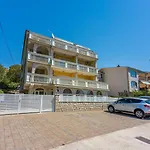 Cozy Nur 800 Meter Zum Mit Meerblick, Grill, Privatparkplatz * Crikvenica