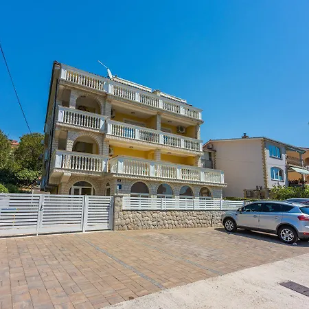 Cozy Nur 800 Meter Zum Mit Meerblick, Grill, Privatparkplatz * Crikvenica